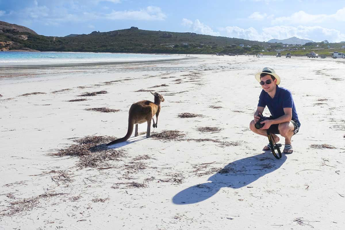 Marc mit Känguru am weißen Sandstrand