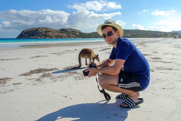 Marc mit Westlichen Grauen Riesenkänguru am Strand